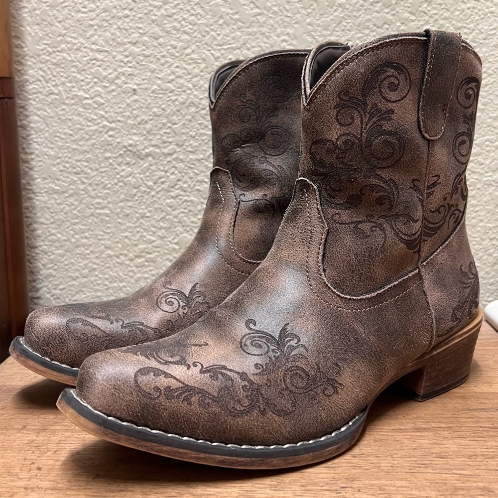 Women’s Size 7.5 Roper Snip Toe Cowboy Booties